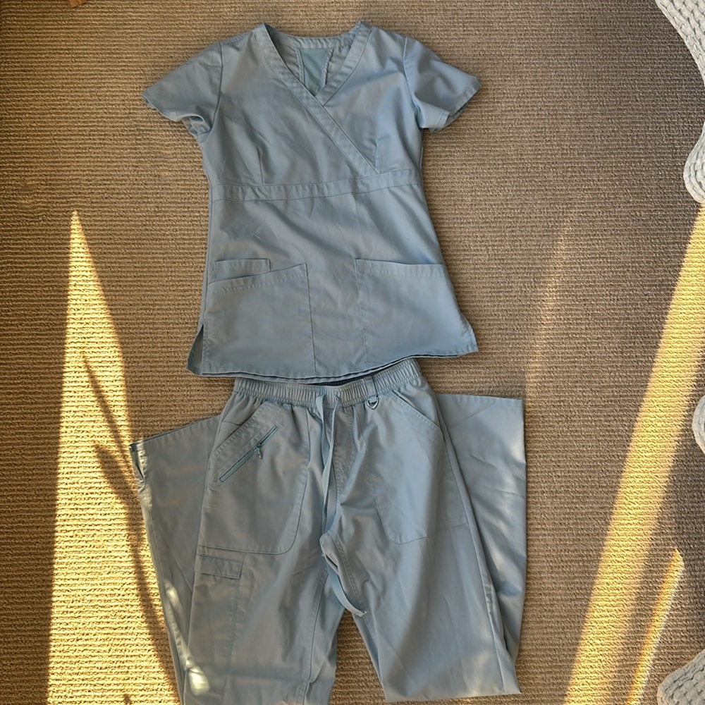 Light blue scrub set - Picture 2 of 3